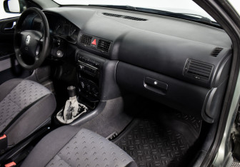 Подержанный автомобиль Skoda Octavia Liftback 2003 года (12 фото)