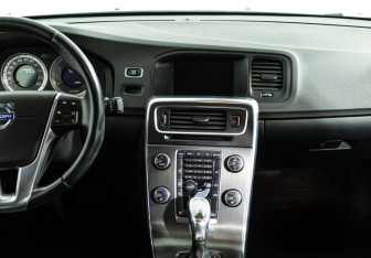 Подержанный автомобиль Volvo S60 2012 года (14 фото)
