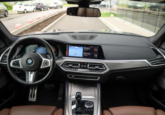 Подержанный автомобиль BMW X5 2020 года (12 фото)