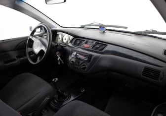 Подержанный автомобиль Mitsubishi Lancer Wagon 2005 года (16 фото)