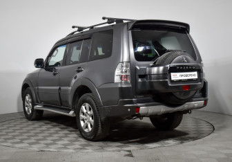Подержанный автомобиль Mitsubishi Pajero 2014 года (7 фото)