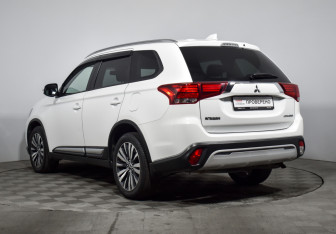Подержанный автомобиль Mitsubishi Outlander 2019 года (7 фото)