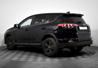 Подержанный автомобиль Toyota RAV4 2018 года (7 фото)