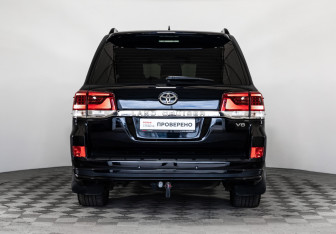 Подержанный автомобиль Toyota Land Cruiser Suv 2020 года (7 фото)