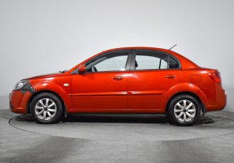 Подержанный автомобиль Kia Rio Sedan 2010 года (8 фото)