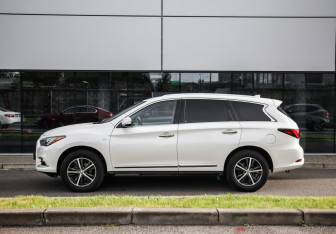 Подержанный автомобиль Infiniti QX60 2017 года (9 фото)
