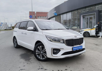 Подержанный автомобиль Kia Carnival 2019 года (3 фото)