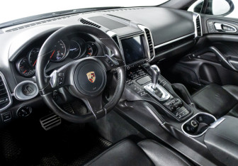 Подержанный автомобиль Porsche Cayenne 2013 года (11 фото)