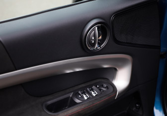Подержанный автомобиль MINI Countryman 2021 года (27 фото)