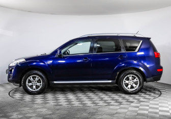 Подержанный автомобиль Peugeot 4007 2010 года (8 фото)