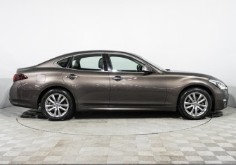 Подержанный автомобиль Infiniti Q70 2016 года (4 фото)