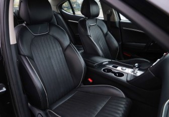 Подержанный автомобиль Genesis G70 2019 года (22 фото)