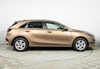 Подержанный автомобиль Kia Ceed Hatchback 2022 года (4 фото)