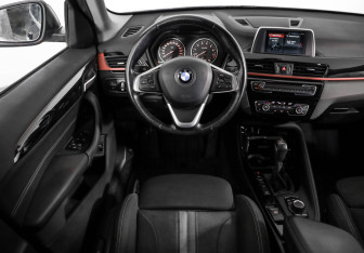 Подержанный автомобиль BMW X1 2017 года (11 фото)