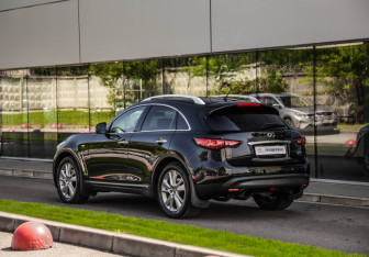 Подержанный автомобиль Infiniti QX70 2016 года (8 фото)