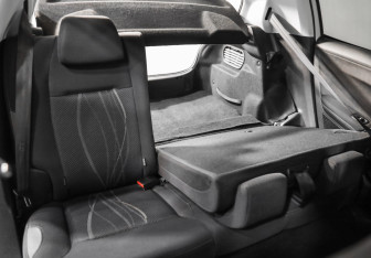 Подержанный автомобиль Peugeot 208 2013 года (20 фото)