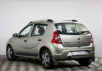 Подержанный автомобиль Renault Sandero 2013 года (7 фото)