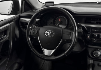 Подержанный автомобиль Toyota Corolla Sedan 2015 года (16 фото)