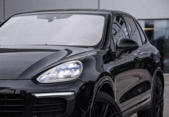 Подержанный автомобиль Porsche Cayenne 2016 года (2 фото)