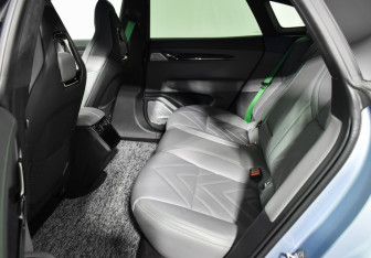 Подержанный автомобиль Zeekr 001 2022 года (11 фото)