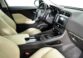 Подержанный автомобиль Jaguar F-Pace 2017 года (9 фото)