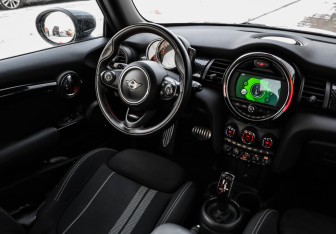 Подержанный автомобиль MINI Hatch 2020 года (17 фото)