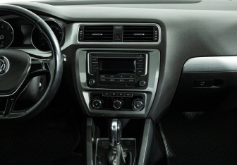 Подержанный автомобиль Volkswagen Jetta Sedan 2017 года (14 фото)