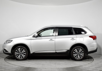 Подержанный автомобиль Mitsubishi Outlander 2019 года (9 фото)
