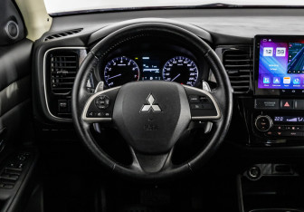 Подержанный автомобиль Mitsubishi Outlander 2013 года (11 фото)