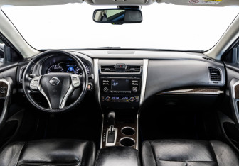 Подержанный автомобиль Nissan Teana 2015 года (10 фото)
