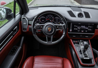 Подержанный автомобиль Porsche Cayenne 2018 года (14 фото)