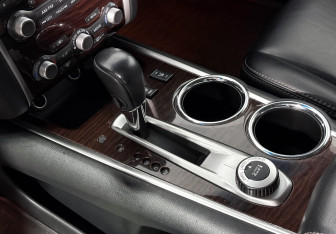 Подержанный автомобиль Nissan Pathfinder 2015 года (11 фото)