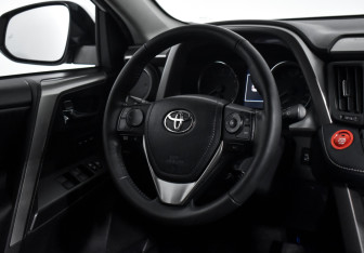 Подержанный автомобиль Toyota RAV4 2018 года (11 фото)