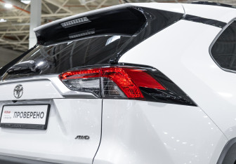 Подержанный автомобиль Toyota RAV4 2021 года (7 фото)