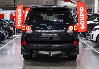 Подержанный автомобиль Toyota Land Cruiser Suv 2012 года (8 фото)