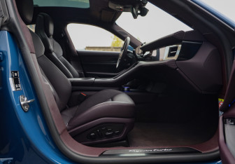 Подержанный автомобиль Porsche Taycan 2020 года (30 фото)