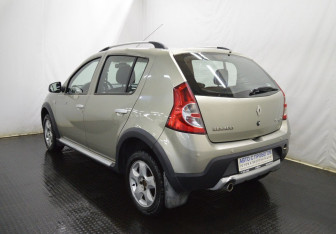 Подержанный автомобиль Renault Sandero 2013 года (7 фото)