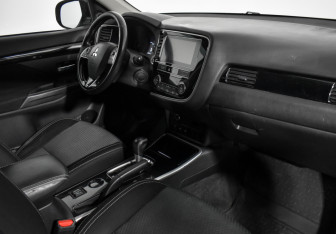 Подержанный автомобиль Mitsubishi Outlander 2019 года (14 фото)