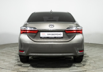 Подержанный автомобиль Toyota Corolla Sedan 2018 года (6 фото)