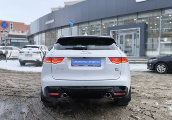 Подержанный автомобиль Jaguar F-Pace 2016 года (5 фото)