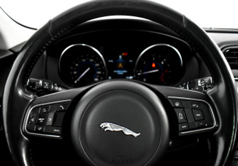 Подержанный автомобиль Jaguar F-Pace 2017 года (18 фото)