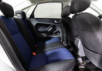 Подержанный автомобиль Ford Focus Sedan 2007 года (15 фото)