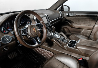 Подержанный автомобиль Porsche Cayenne 2015 года (9 фото)