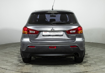 Подержанный автомобиль Mitsubishi ASX 2011 года (6 фото)