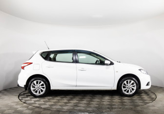 Подержанный автомобиль Nissan Tiida Hatchback 2015 года (4 фото)