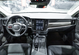 Подержанный автомобиль Volvo V90 Cross Country 2018 года (16 фото)