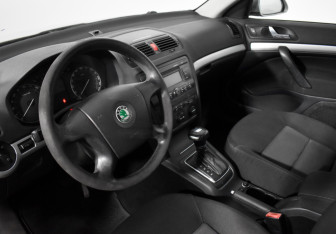 Подержанный автомобиль Skoda Octavia Liftback 2007 года (9 фото)