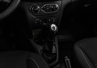 Подержанный автомобиль Renault Sandero 2015 года (12 фото)