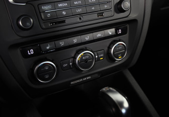 Подержанный автомобиль Volkswagen Jetta Sedan 2013 года (13 фото)