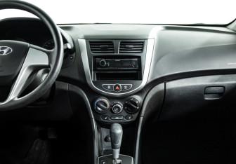 Подержанный автомобиль Hyundai Solaris Sedan 2011 года (14 фото)